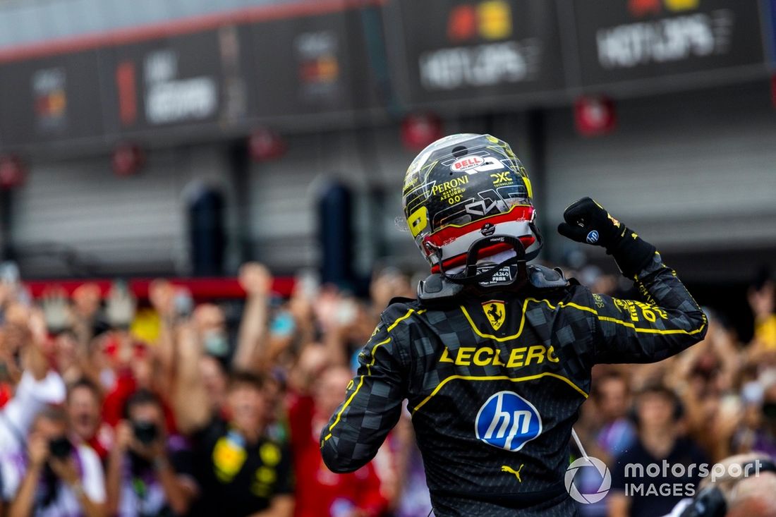 Charles Leclerc, Scuderia Ferrari, 1ª posición, celebra su llegada al Parc Ferme