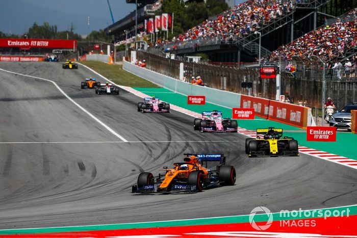 Carlos Sainz Jr., McLaren MCL34, Daniel Ricciardo, Renault R.S.19, Sergio Perez, Racing Point RP19, y Lance Stroll, Racing Point RP19