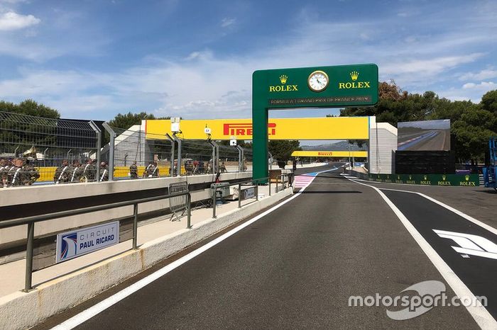 Vue détaillée de la voie des stands sur le Circuit Paul Ricard