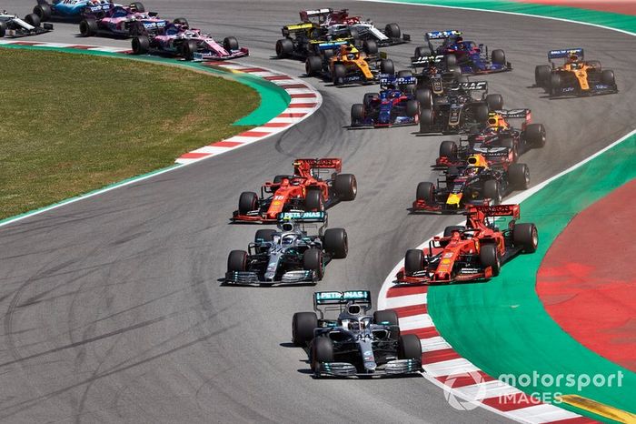 Lewis Hamilton, Mercedes AMG F1 W10, Valtteri Bottas, Mercedes AMG W10, Sebastian Vettel, Ferrari SF90,Max Verstappen, Red Bull Racing RB15, Charles Leclerc, Ferrari SF90, y el resto en la primera curva