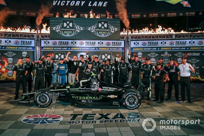 Ganador Josef Newgarden, Team Penske Chevrolet celebra en victory lane con el equipo