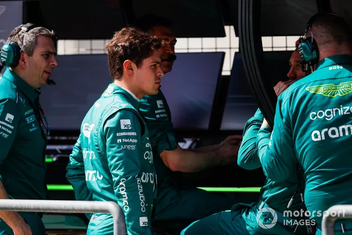 Felipe Drugovich, Aston Martin F1 Team, habla con sus compañeros en el muro de boxes