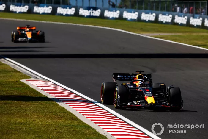 Max Verstappen, Red Bull Racing RB19, Oscar Piastri, McLaren MCL60
