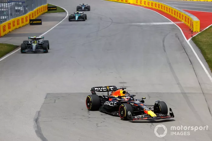 Max Verstappen, Red Bull Racing RB19, Lewis Hamilton, Mercedes F1 W14, Fernando Alonso, Aston Martin AMR23