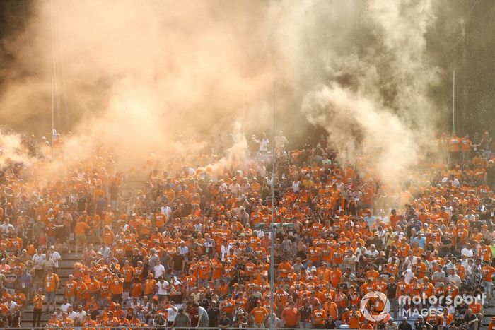 Los aficionados holandeses celebran la pole de Max Verstappen, RB16B de Red Bull Racing