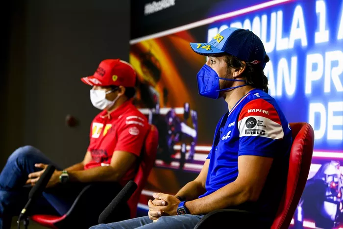 Fernando Alonso, Alpine F1, Carlos Sainz Jr., Ferrari en la conferencia de prensa