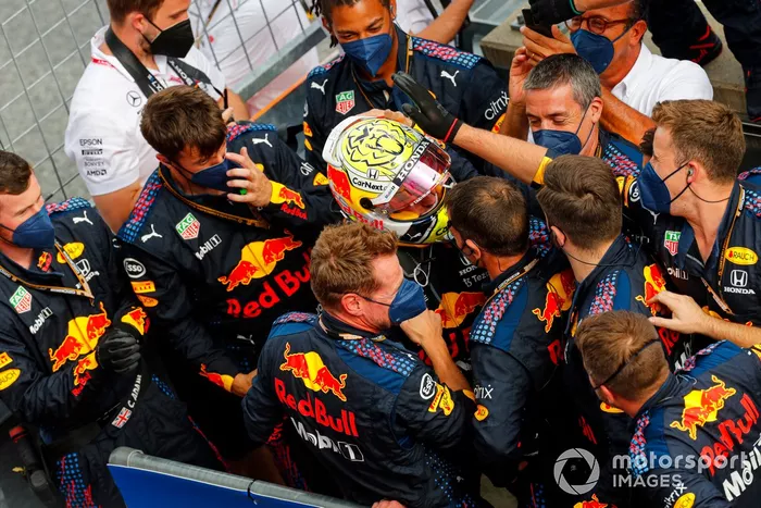 Ganador Max Verstappen, Red Bull Racing, celebra con su equipo en el Parc Ferme
