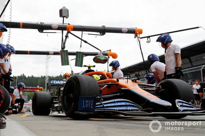 Lando Norris, McLaren MCL35M, en pits