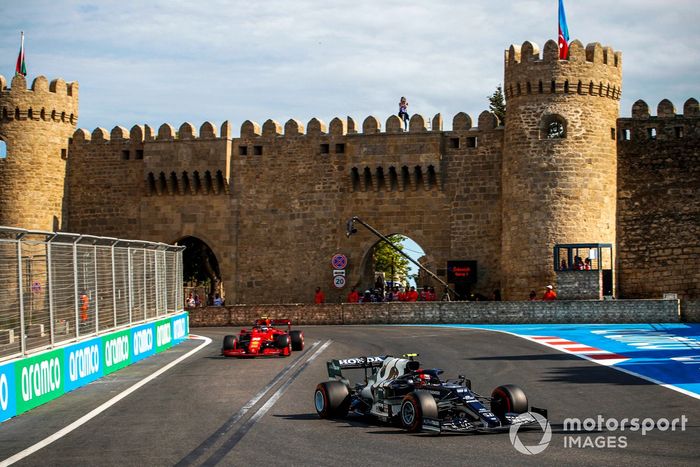 Pierre Gasly, AlphaTauri AT02, Carlos Sainz Jr., Ferrari SF21