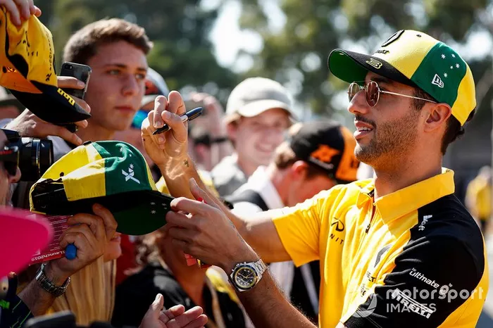 Daniel Ricciardo, Renault F1 Team imza dağıtıyor