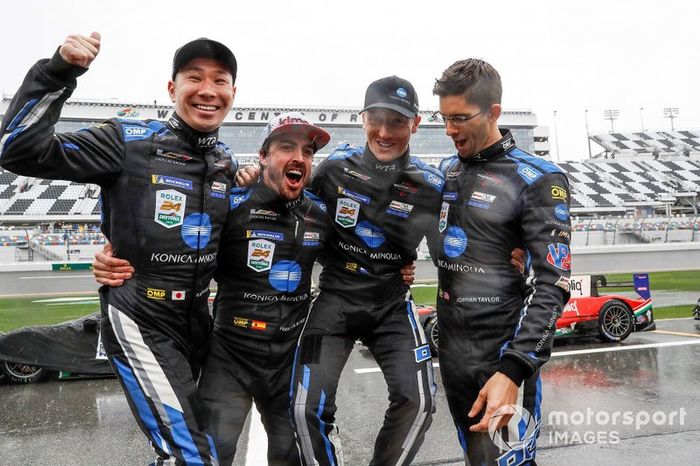 #10 Wayne Taylor Racing Cadillac DPi: Renger Van Der Zande, Jordan Taylor, Fernando Alonso, Kamui Kobayashi, victory celebration