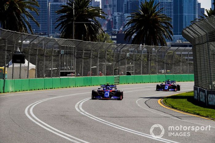 Alexander Albon, Toro Rosso STR14, Daniil Kvyat, Toro Roso STR14