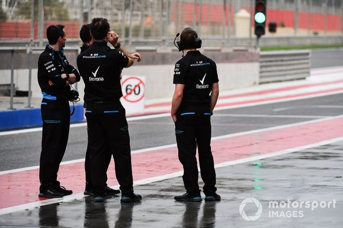Miembros del equipo Williams Racing observan desde el pit lane