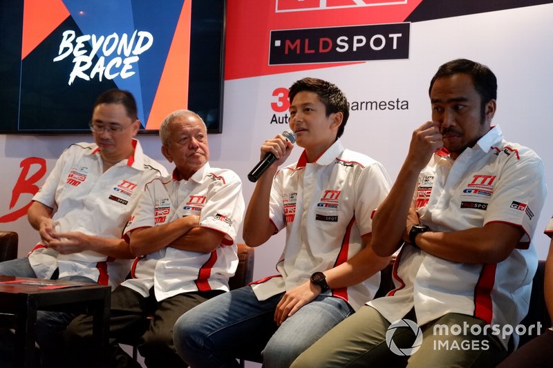 Executive General Manager PT Toyota-Astra Motor, Franciscus Soerjopranoto, Direktur Toyota Team Indonesia Memet Djumhana, Rio Haryanto dan Haridarma Manoppo