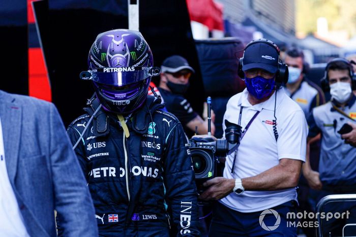 Lewis Hamilton, de Mercedes, vuelve al garaje tras su accidente