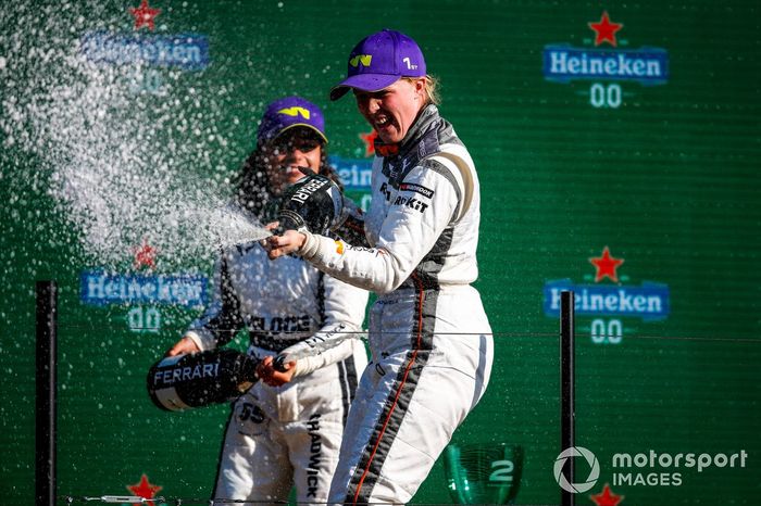 Podio: ganadora Alice Powell celebra