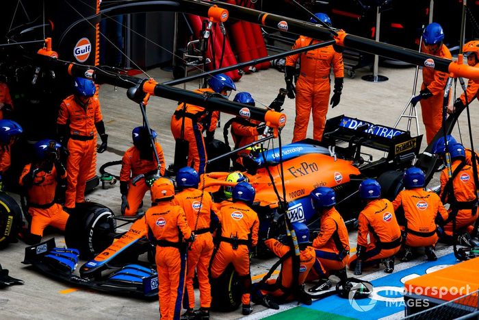 Lando Norris, McLaren MCL35M, pit stop