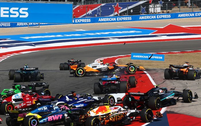 Nico Hulkenberg, Sauber, Lando Norris, McLaren, Oscar Piastri, McLaren, Fernando Alonso, Aston Martin Racing crash