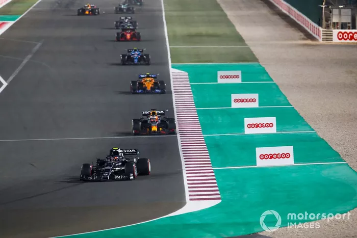 Pierre Gasly, AlphaTauri AT02, Max Verstappen, Red Bull Racing RB16B, Lando Norris, McLaren MCL35M, y Esteban Ocon, Alpine A521
