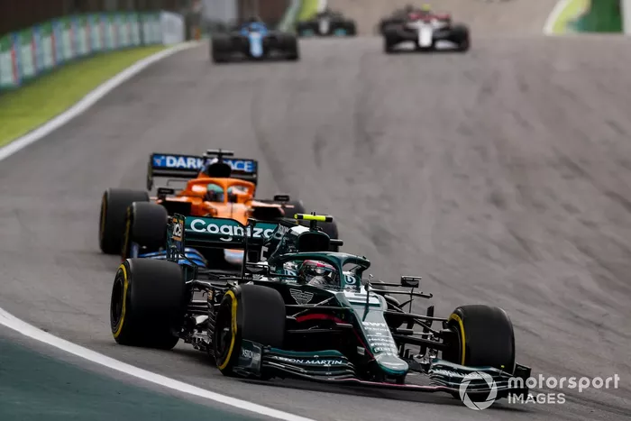 Sebastian Vettel, Aston Martin AMR21, Daniel Ricciardo, McLaren MCL35M