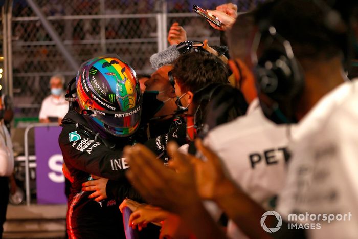 Ganador Lewis Hamilton, Mercedes, en Parc Ferme