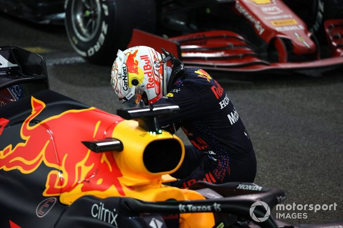 Max Verstappen, Red Bull Racing, 1ª posición, celebra a su llegada al Parc Ferme tras conseguir el título de pilotos de 2021