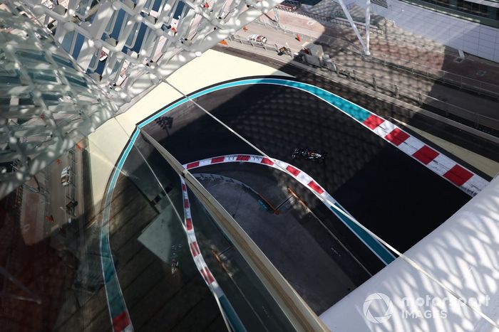 George Russell, Mercedes W10 adaptado (muleto) con los Pirelli de 18 pulgadas 