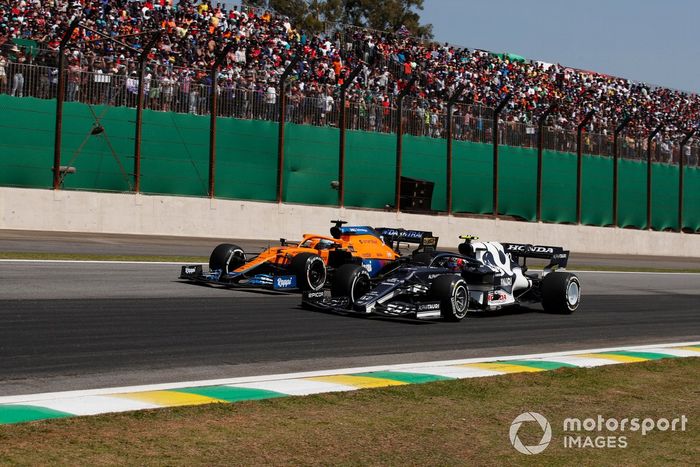 Daniel Ricciardo, McLaren MCL35M, lucha con Pierre Gasly, AlphaTauri AT02