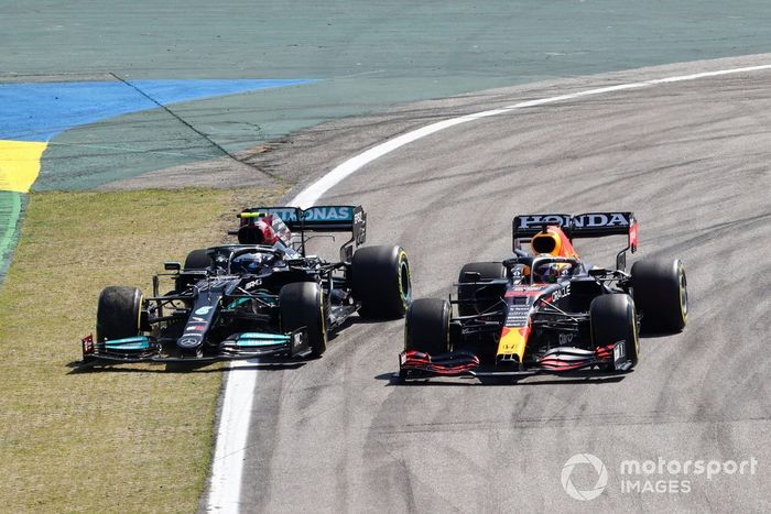 Max Verstappen, Red Bull Racing RB16B, Valtteri Bottas, Mercedes W12 