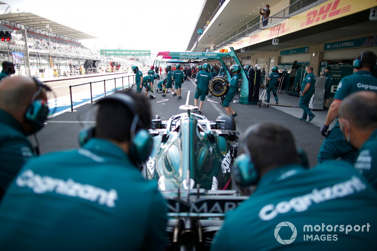 Entraînement aux arrêts au stands Aston Martin avec la monoplace de Sebastian Vettel, Aston Martin AMR21