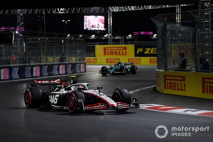 Nico Hulkenberg, Haas VF-23, Fernando Alonso, Aston Martin AMR23