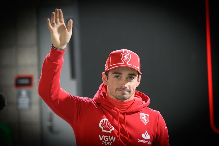 Ganador de la pole Charles Leclerc, Scuderia Ferrari, en Parc Ferme 