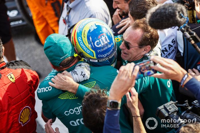Fernando Alonso, Aston Martin F1 Team, 3ª posición, celebra con un compañero de equipo su llegada al Parc Ferme