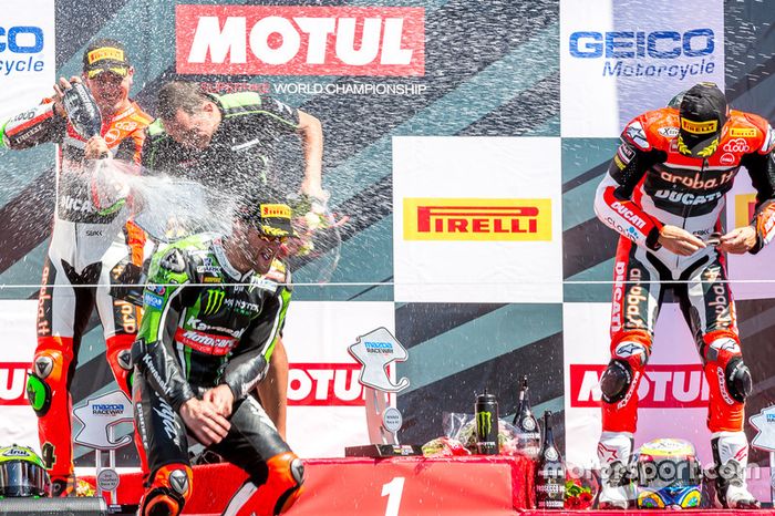 Podium carrera domingo: Ganador, Tom Sykes, Kawasaki Racing Team, segundo, Davide Giugliano, Aruba.it Racing - Ducati, tercero, Chaz Davies, Aruba.it Racing - Ducati