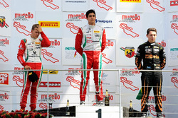 Podio: Giuliano Raucci y Mick Schumacher