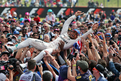 Le vainqueur Lewis Hamilton, Mercedes AMG F1, en pleine célébration avec ses fans