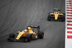 Кевін Магнуссен, Renault Sport F1 Team RS16 випереджає товариша по команді Джоліон Палмера, Renault