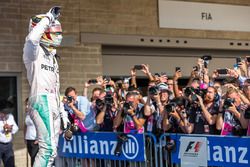 Lewis Hamilton, Mercedes AMG F1 fête sa victoire en parc fermé