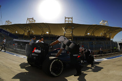 Stoffel Vandoorne, McLaren MP4-31 dans les stands