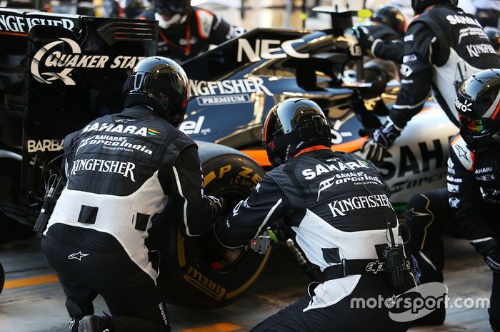 Mecánica de Sahara Force India F1 Team practica paradas en boxes