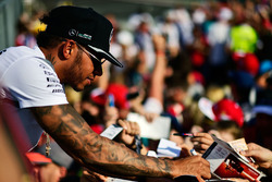 Гонщик Mercedes AMG F1 Льюис Хэмилтон раздает автографы