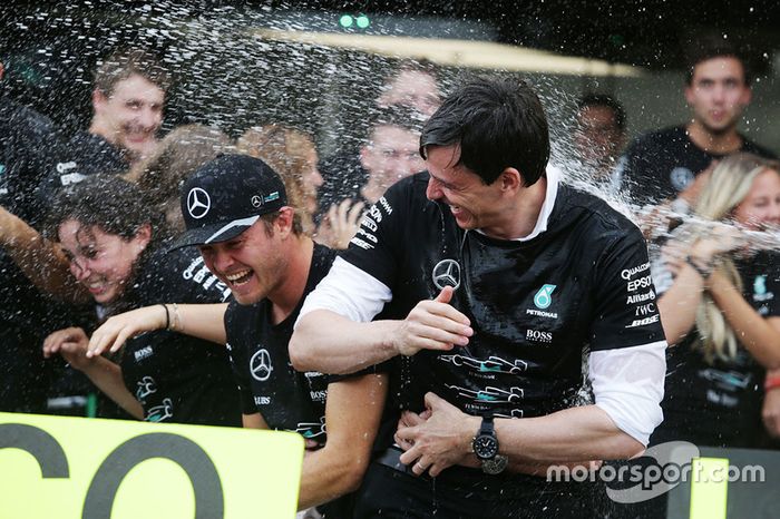 Nico Rosberg y Toto Wolff celebran el título de constructores en Japón