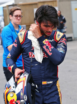 Carlos Sainz Jr. Jr, Scuderia Toro Rosso pega en el muro