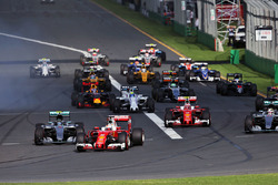 Sebastian Vettel, Ferrari SF16-H, in testa alla partenza della gara