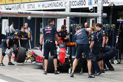 Daniil Kvyat, Red Bull Racing RB12, in der Box