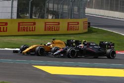 Jenson Button, McLaren Honda F1 Team MP4-31 en Jolyon Palmer, Renault Sport F1 Team RE16