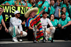 Racewinnaar Lewis Hamilton, Mercedes AMG F1, en runner-up Nico Rosberg, Mercedes AMG F1, vieren fees