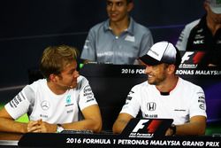 Nico Rosberg, de Mercedes AMG F1 con Jenson Button, McLaren en la Conferencia de prensa FIA