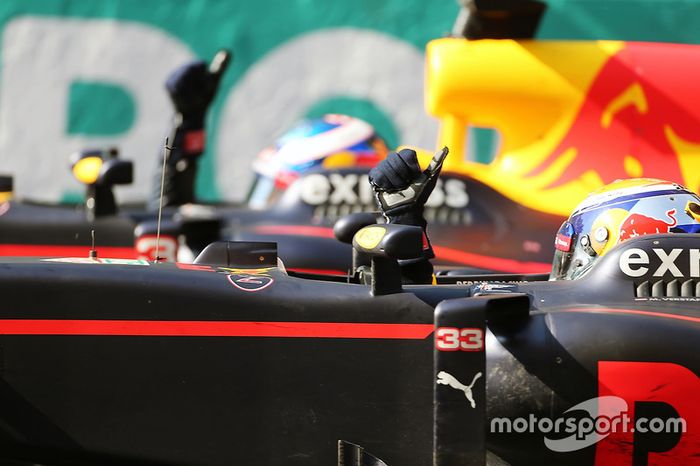 Max Verstappen, Red Bull Racing RB12 celebra con su compañero Daniel Ricciardo, Red Bull Racing RB12al final de la carrera