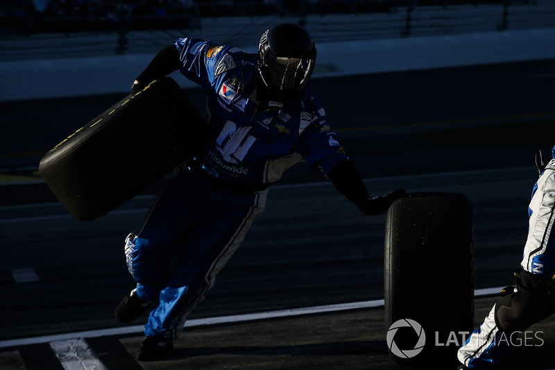 Alex Bowman, Hendrick Motorsports Chevrolet Camaro pit stop